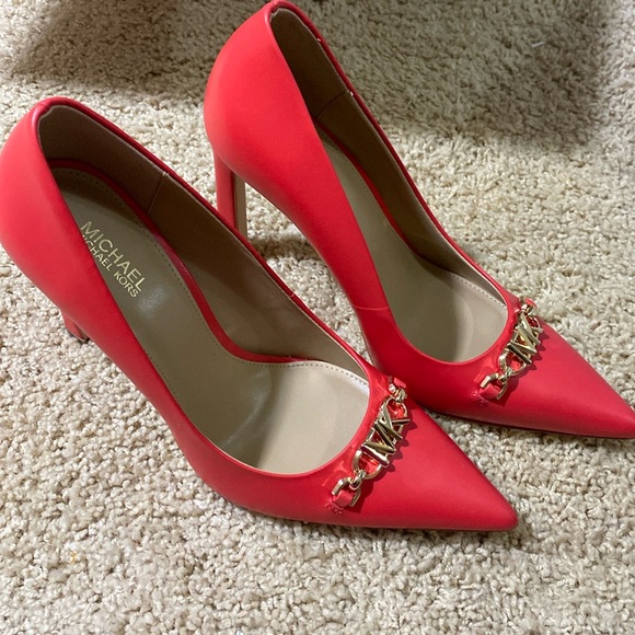 Michael Kors Brand NEW red coral gold logo Tiffanie pumps heels size 7.5 - Picture 2 of 10